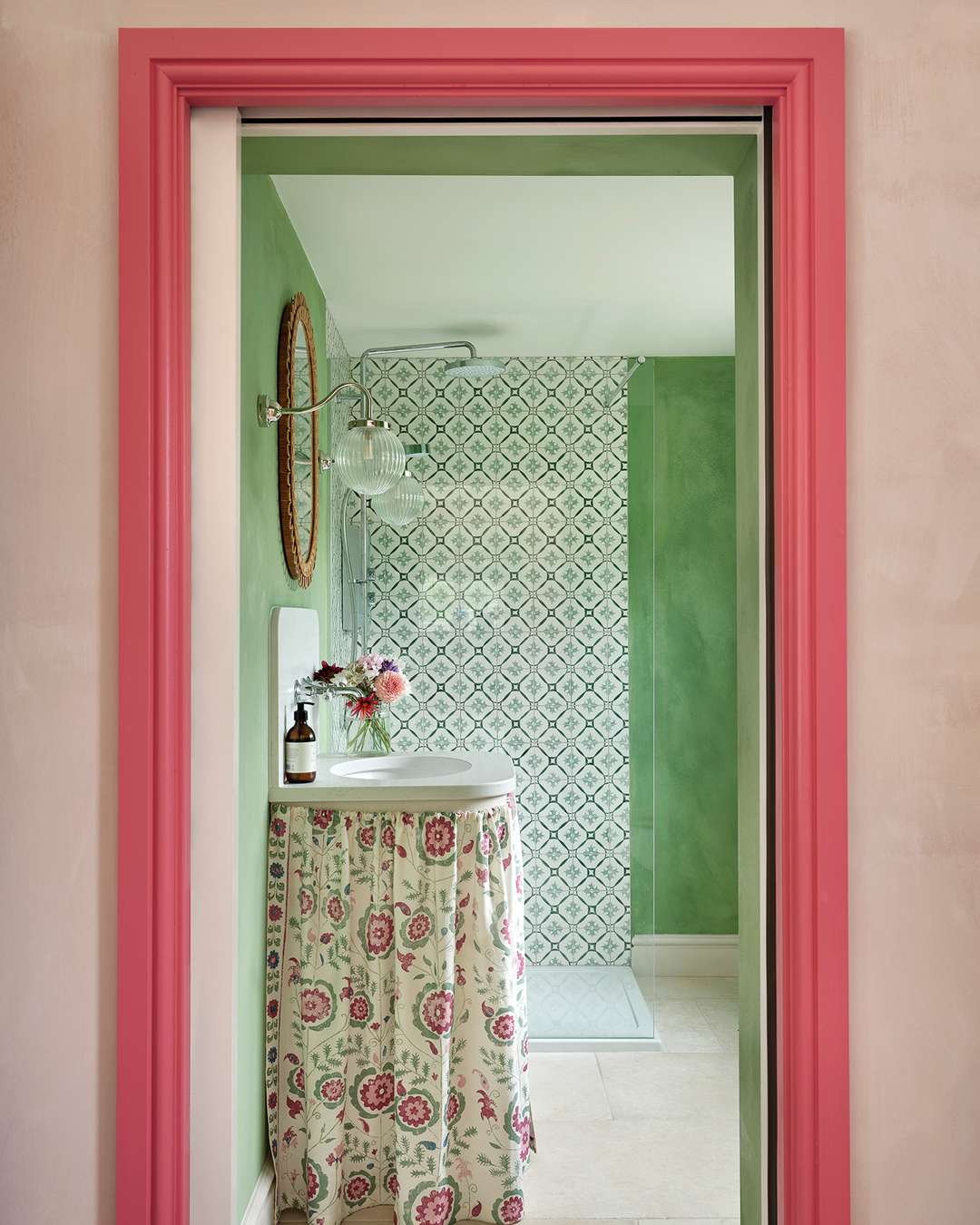 Pinke und grüne Cabana-Badewanne mit Sockel