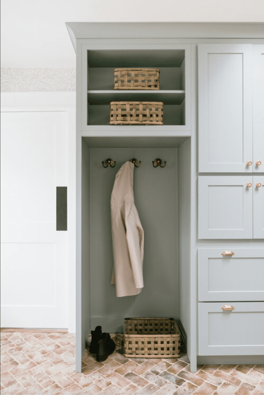 Waschküche mit Garderobenschrank
