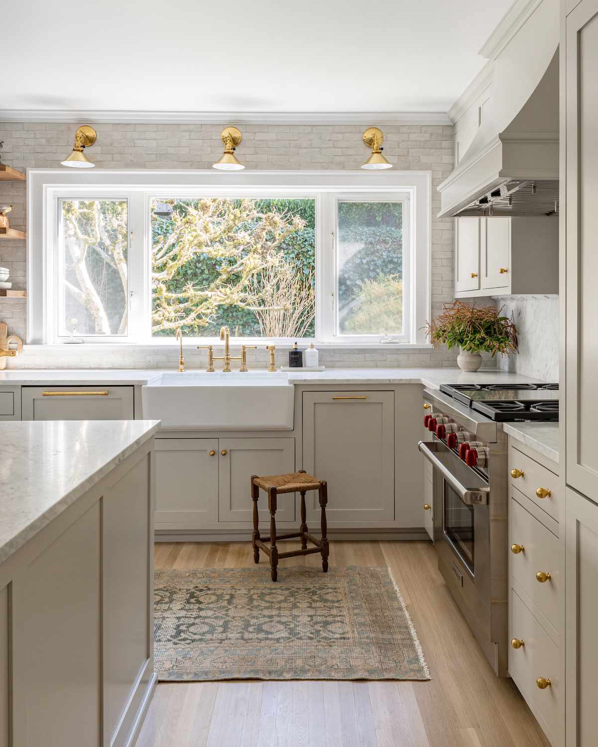 ventana del fregadero de la cocina con apliques de latón