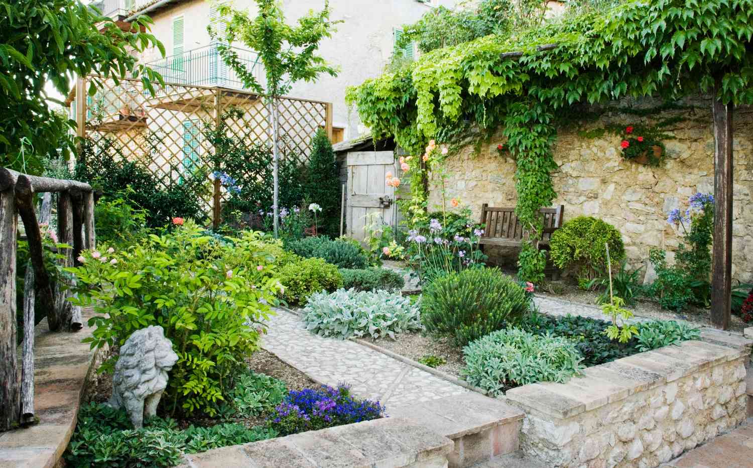 Un jardin avec un treillis comme clôture