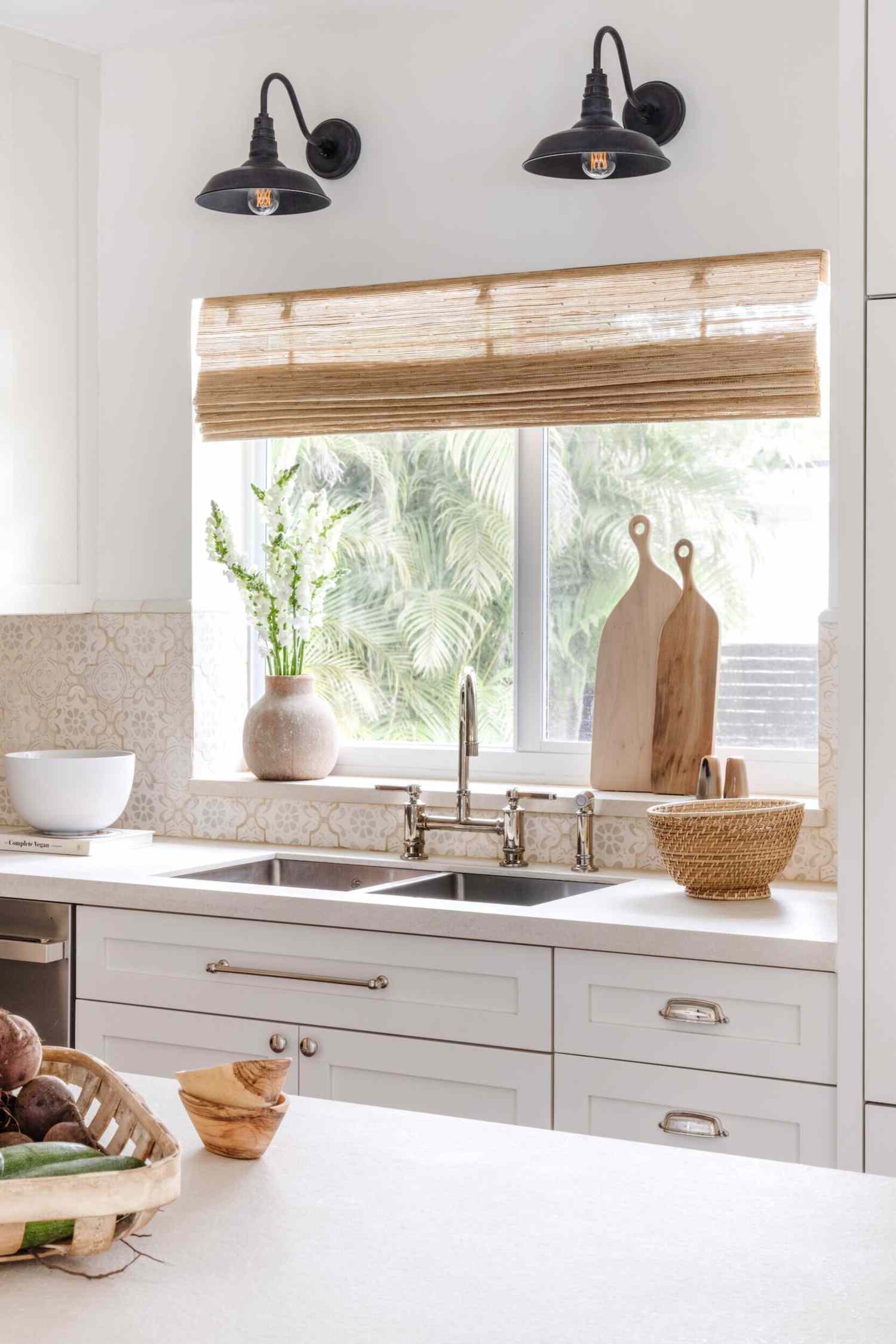 ventana del fregadero de la cocina con persiana tejida