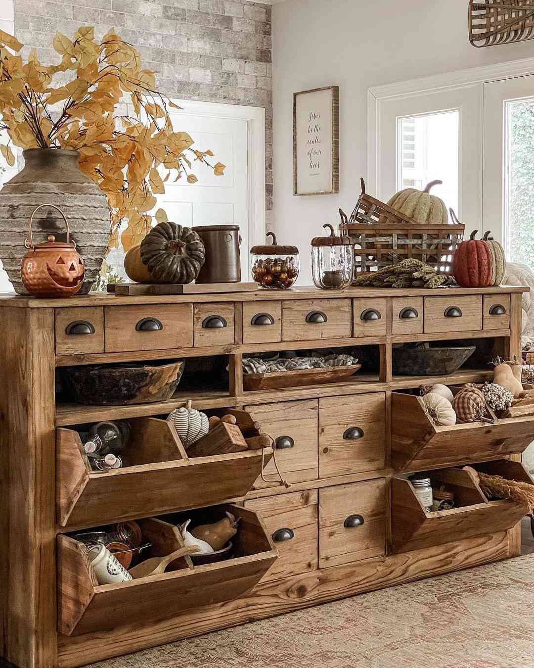 Une armoire à provisions pleine de décorations d'automne DIY