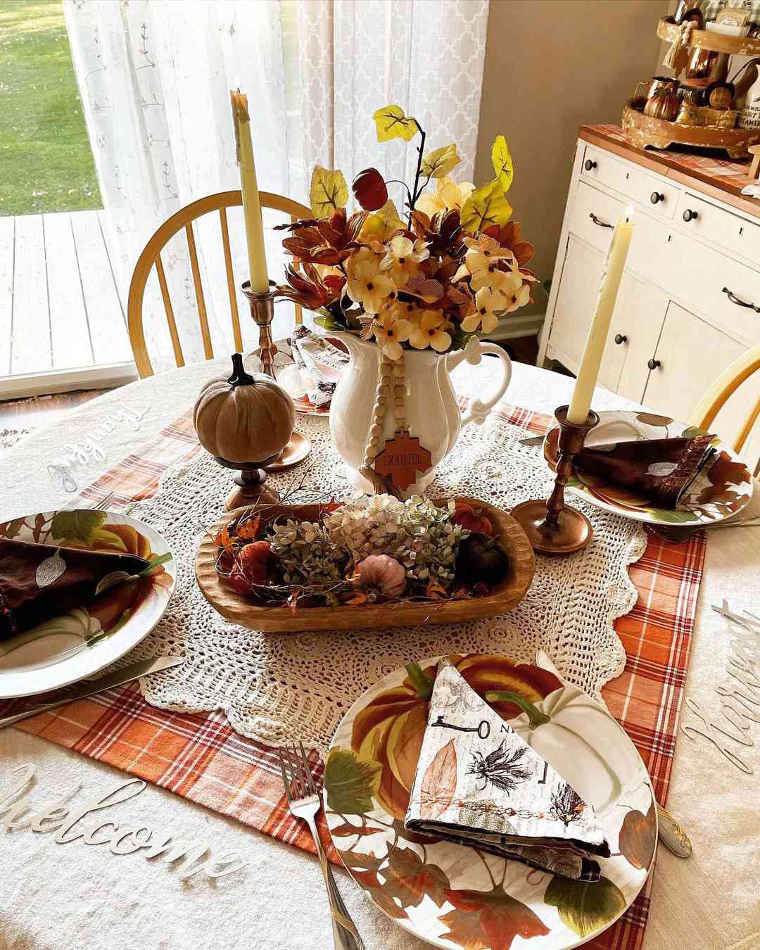 Ein mit DIY-Herbstzimmerdekoration dekorierter Tisch