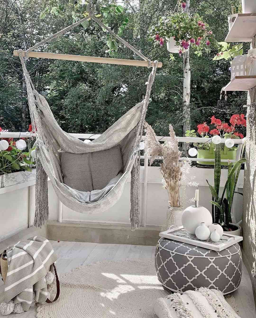 Balcon gris et blanc avec chaise hamac