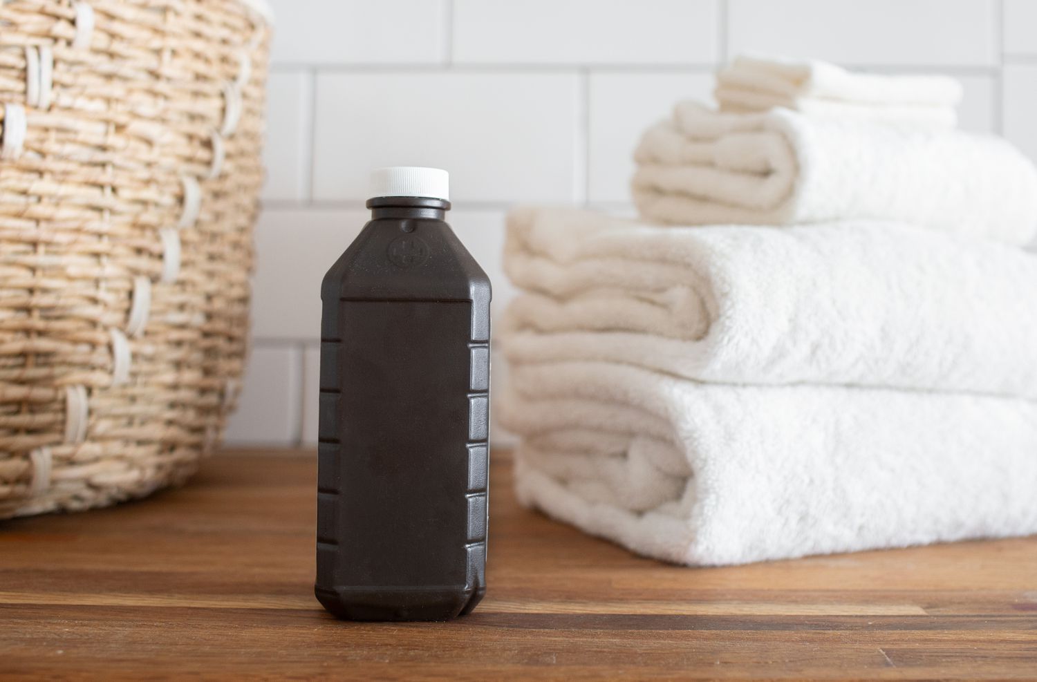 Stillleben einer Wasserstoffperoxidflasche mit Wäsche