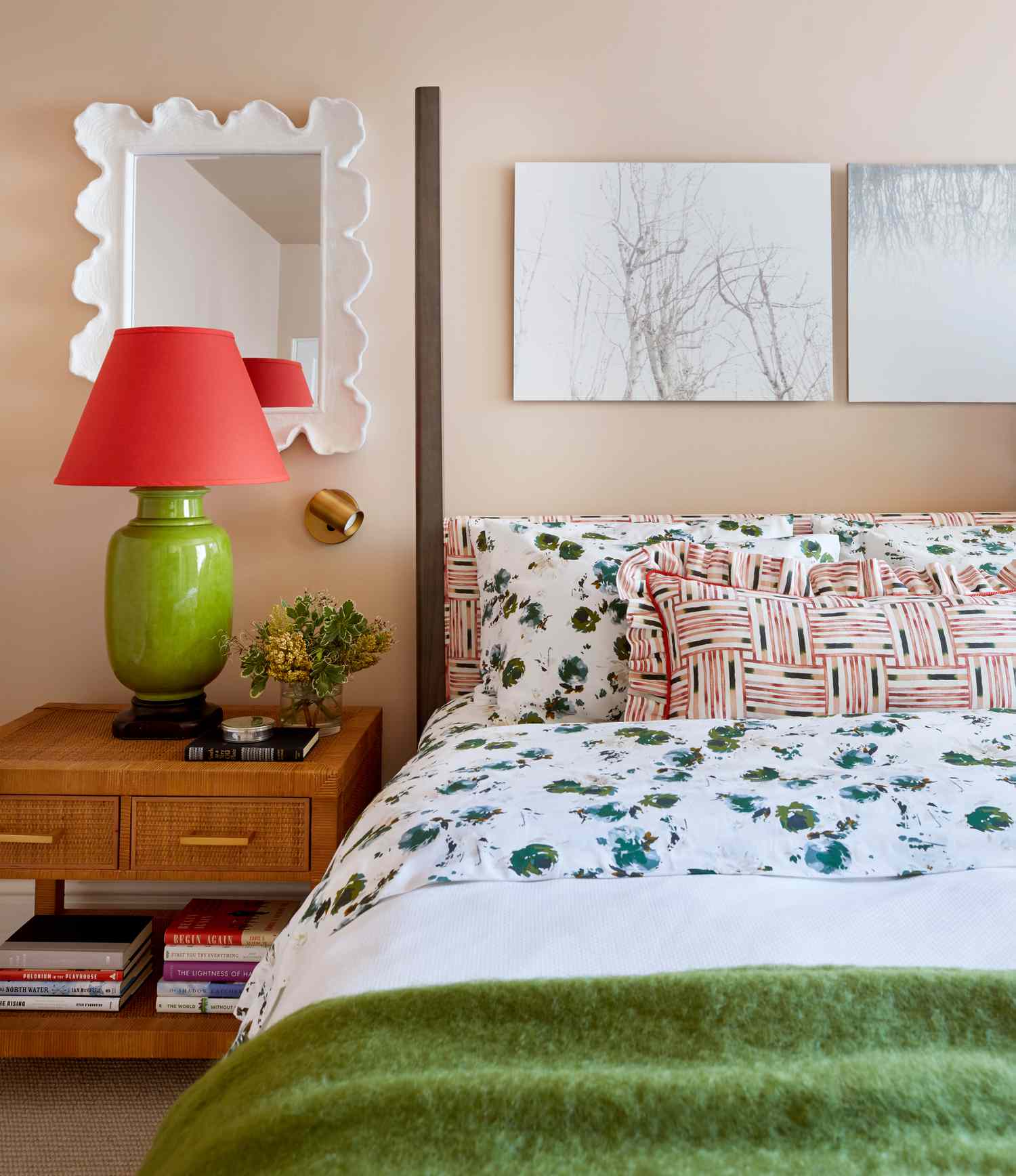 Chambre lumineuse avec des accents vert olive et rouge.