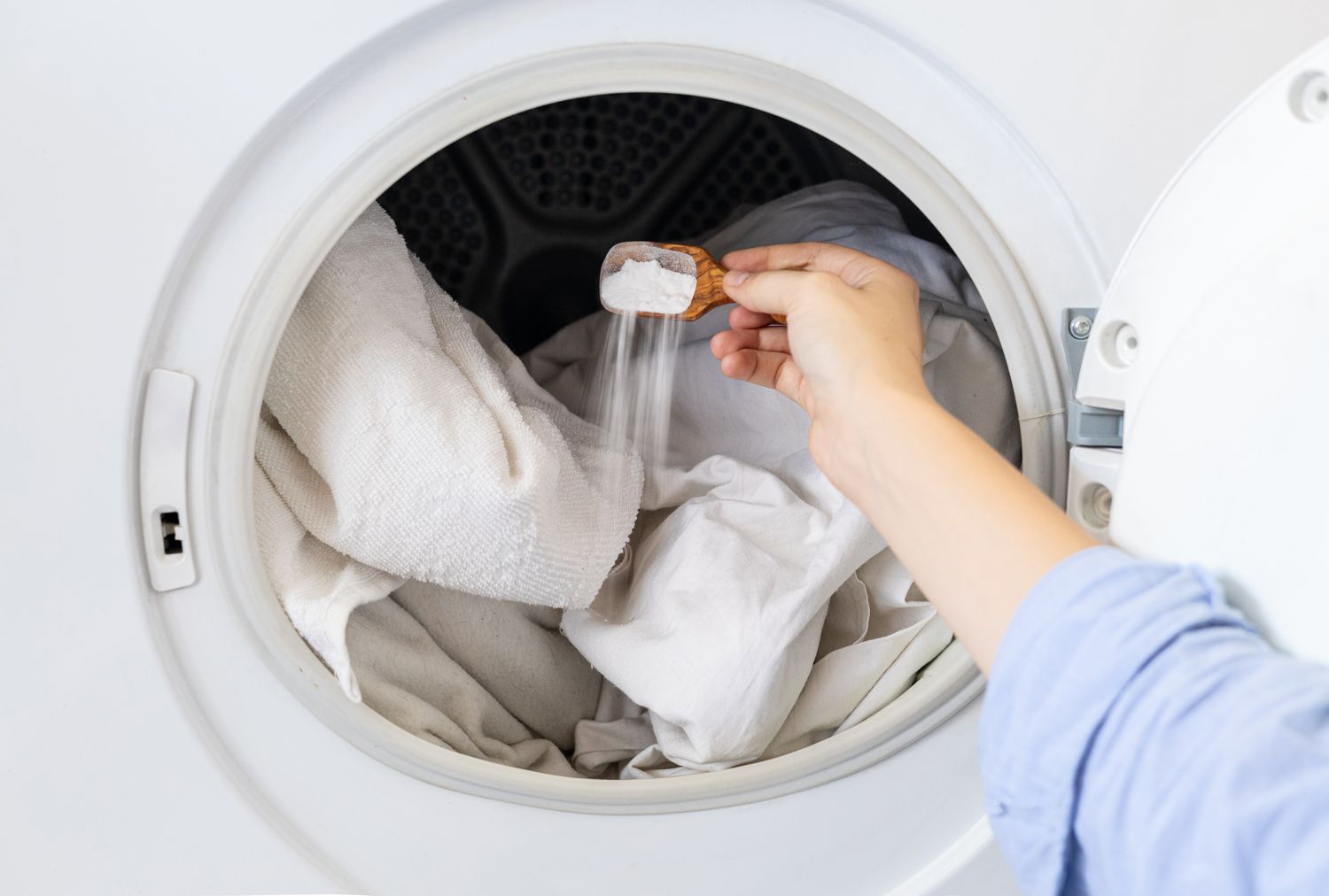 Backpulver in die Waschmaschine geben, um Gerüche zu neutralisieren und Schimmel zu verhindern