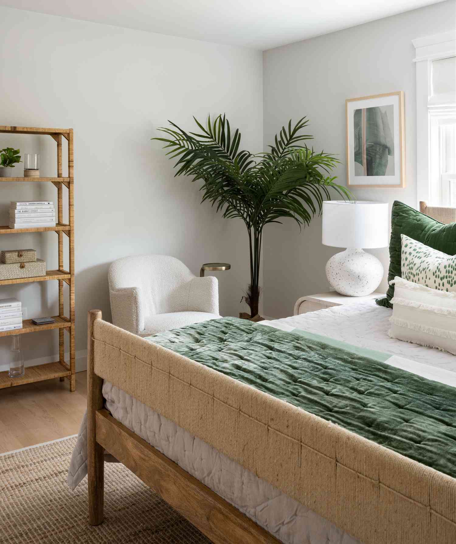 Chambre à coucher avec décor vert olive et beige.