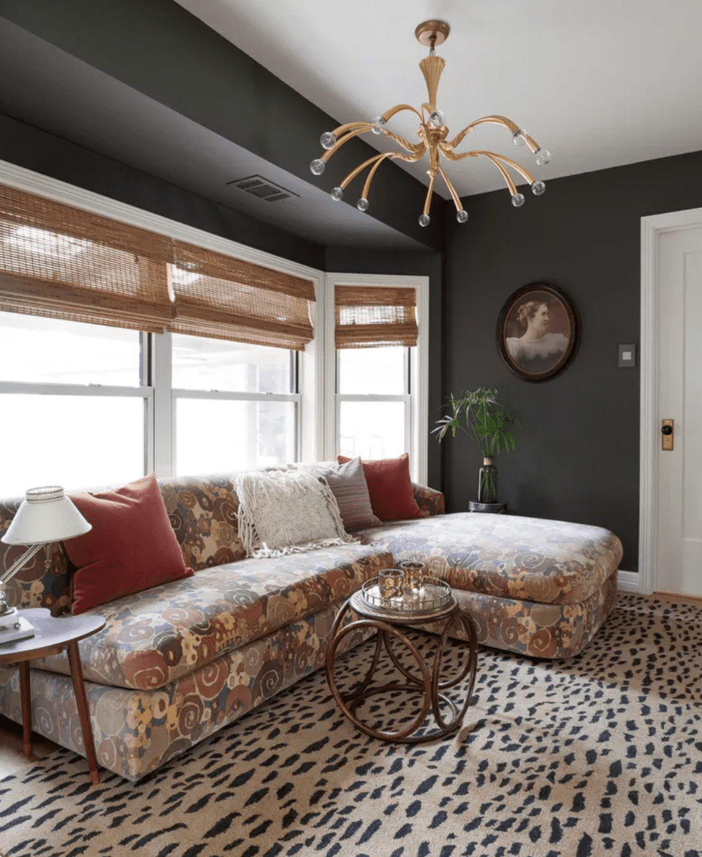 salón gris oscuro con sofá estampado