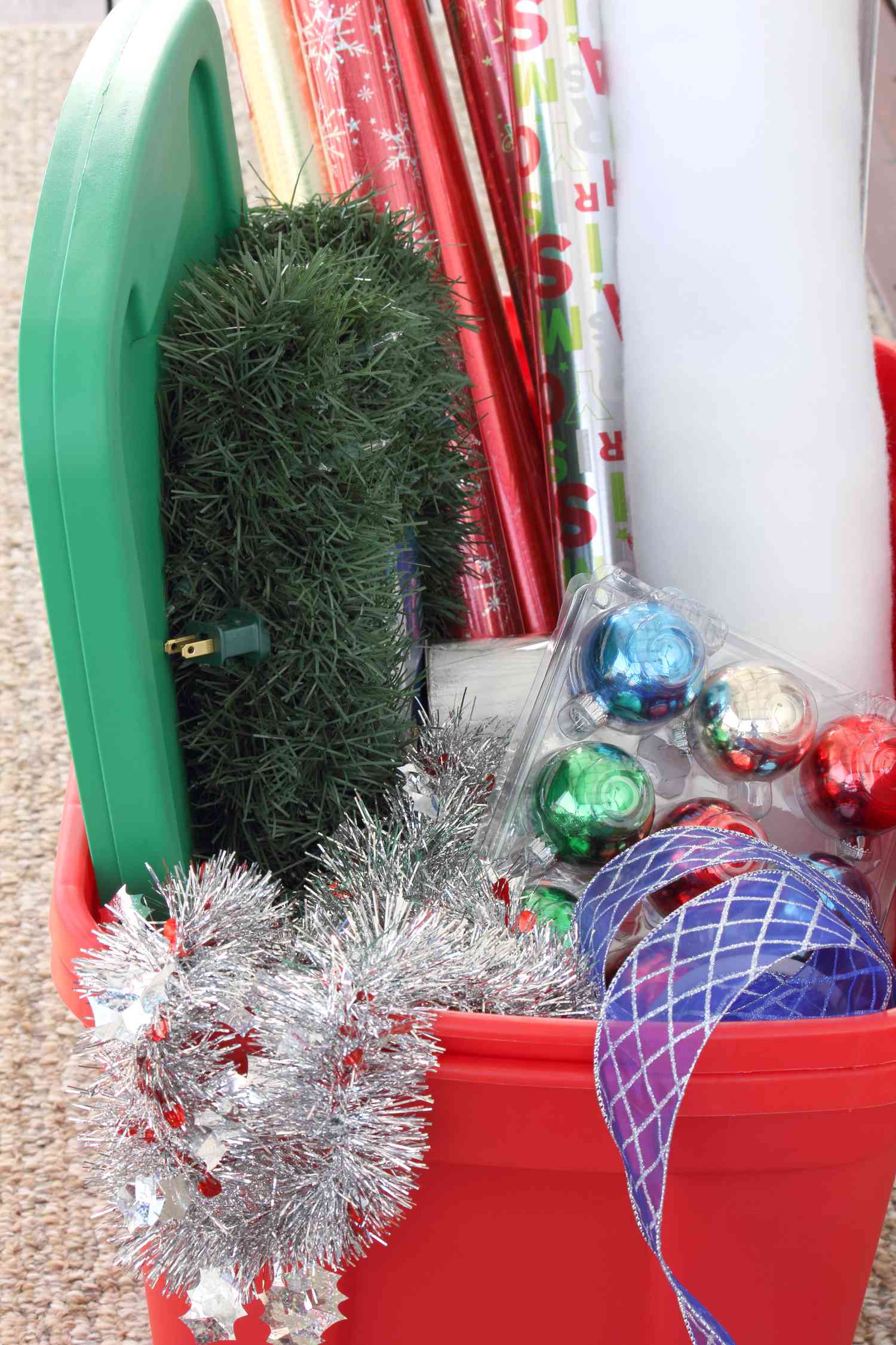 Weihnachtsdekoration in einer roten Wanne mit grünem Deckel