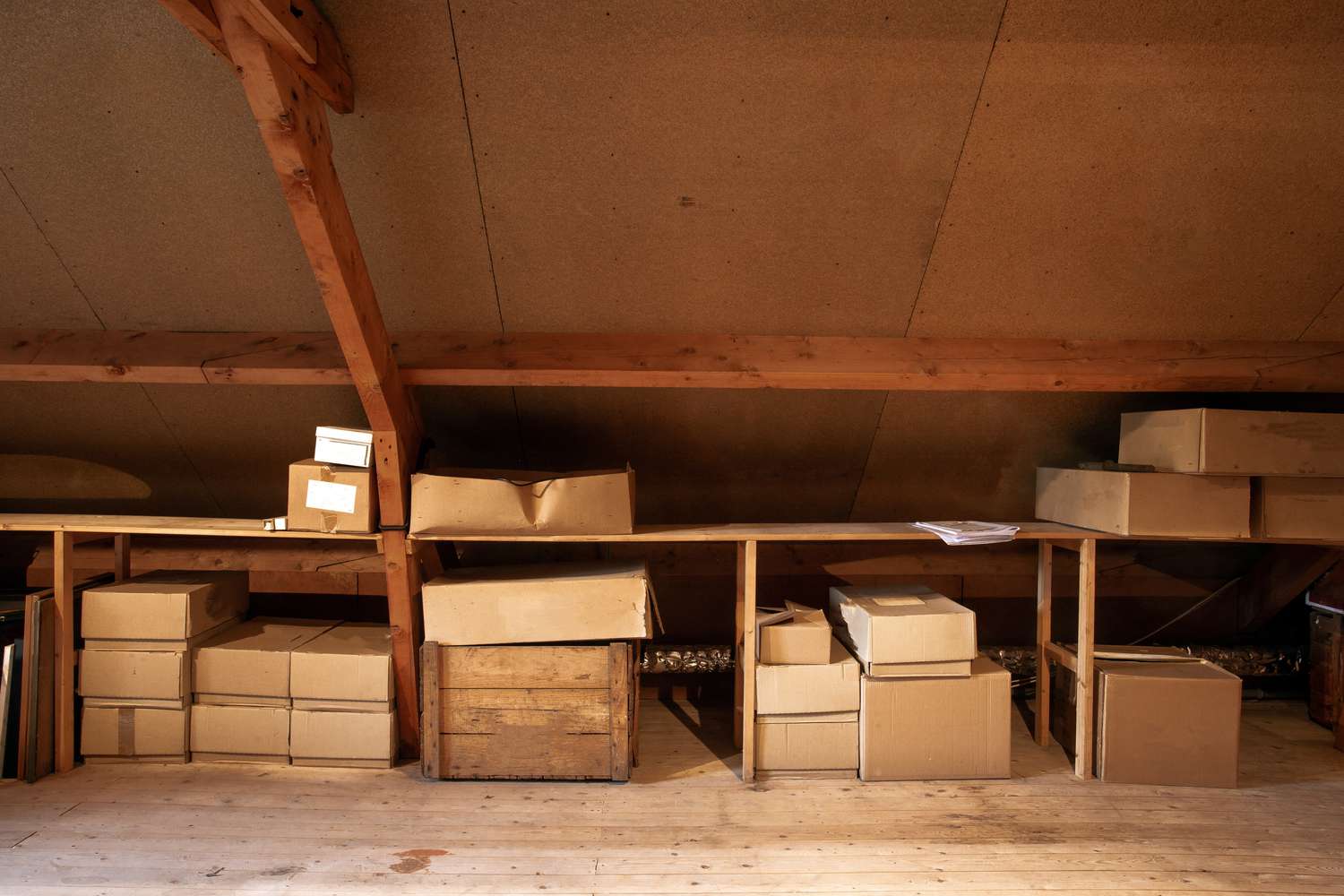 Einbauregale auf dem Dachboden mit Kisten drum herum