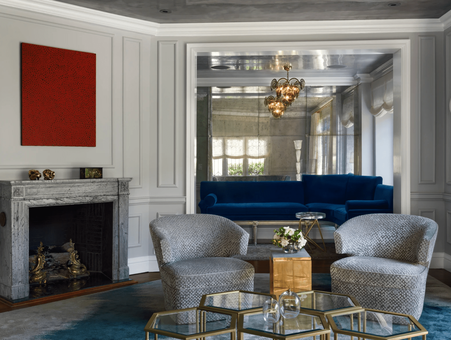 sala de estar formal com detalhes em vermelho, azul e dourado