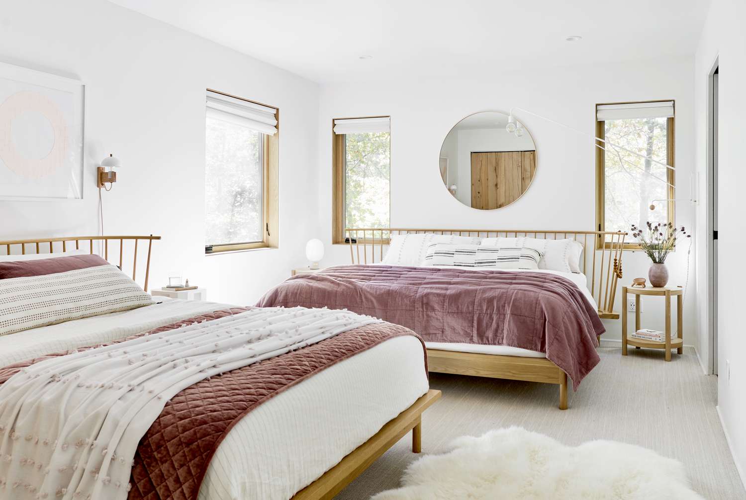 Rosa Schlafzimmer mit grauen Wänden