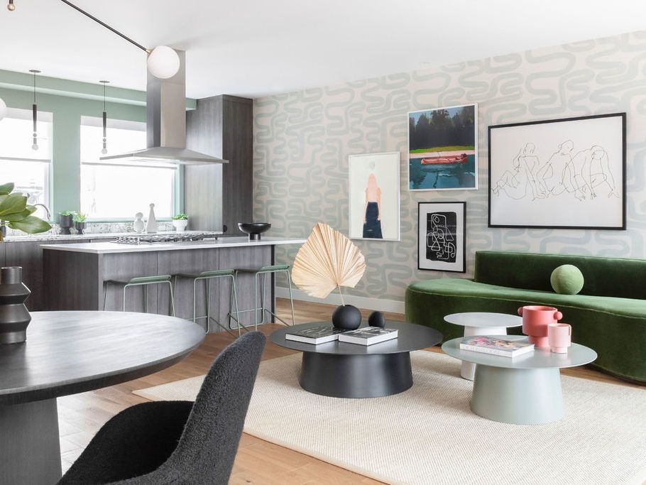 Modernes Wohnzimmer und Küche mit Tapete und überdimensionaler Kunst
