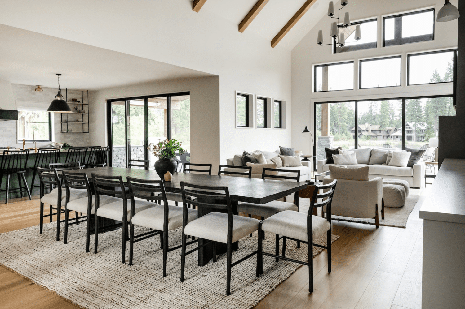 Sala de estar, sala de jantar e cozinha abertas com um design moderno