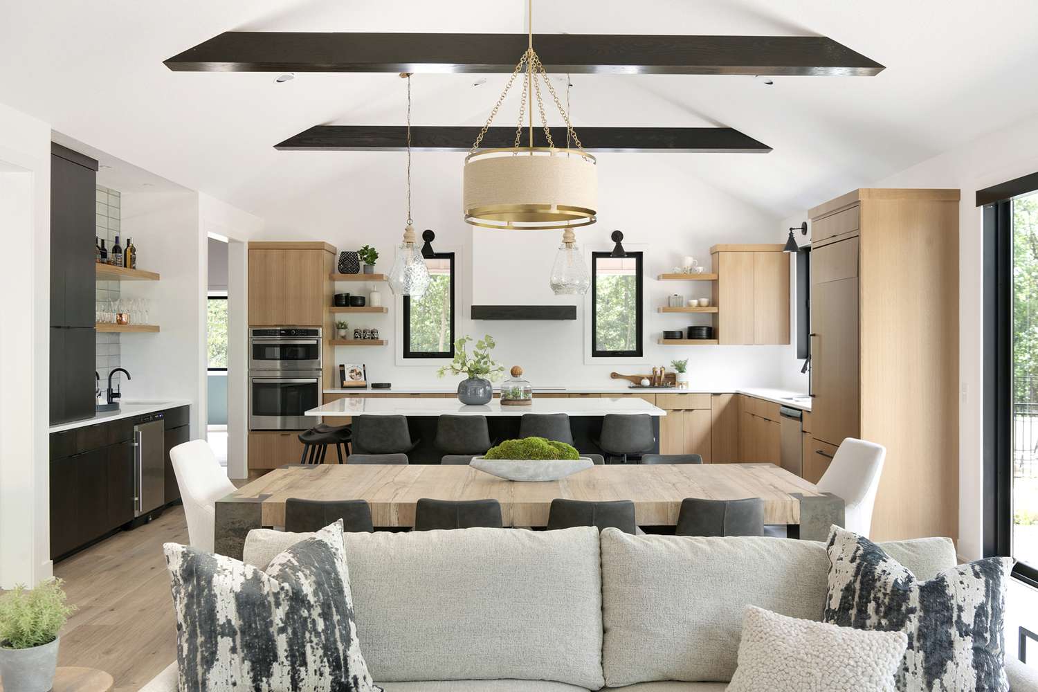 Neutrale farbige Öffnung von Wohnzimmer und Küche mit Holzdeckenbalken