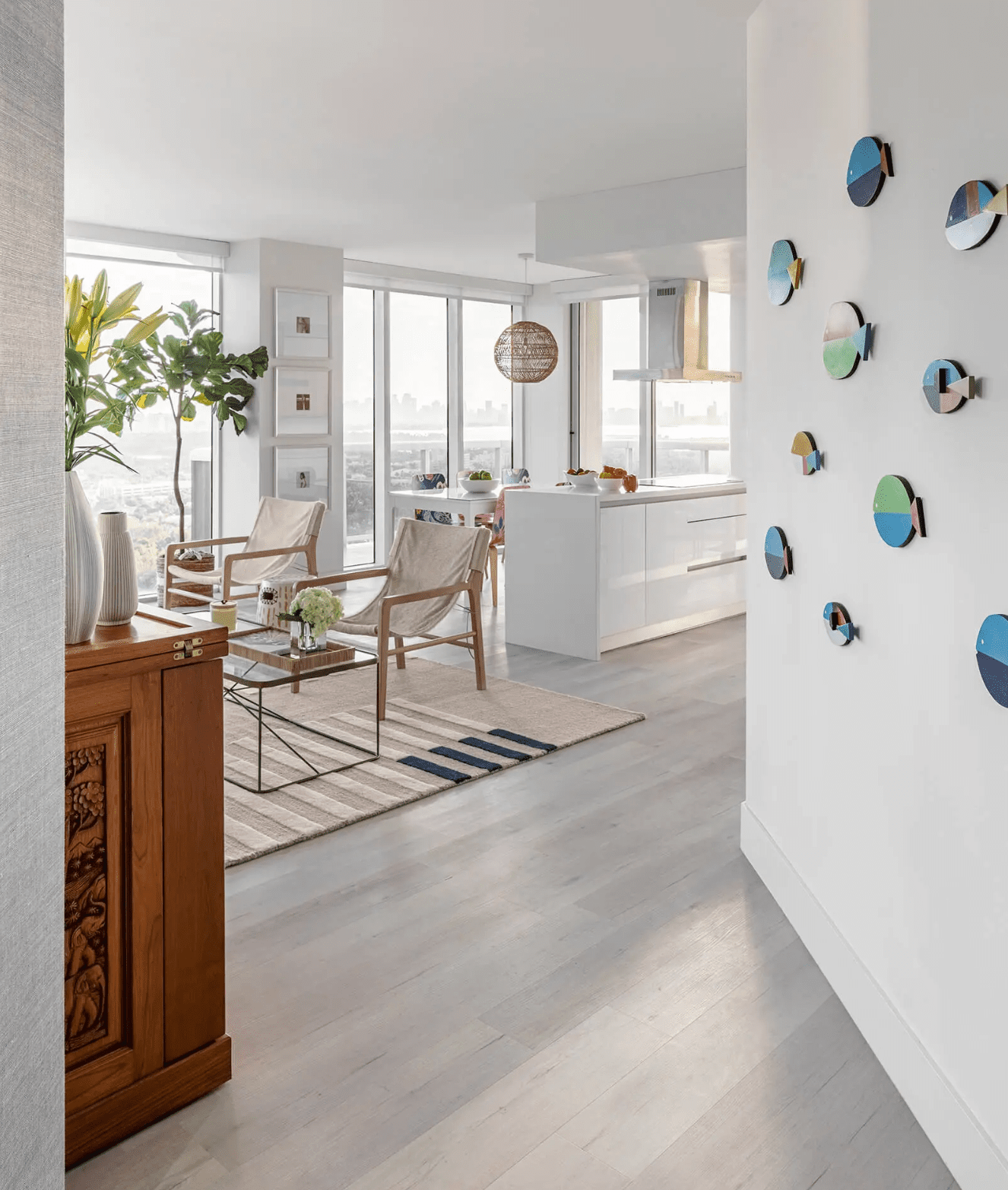 Cozinha e sala de estar em um espaço aberto com janelas do chão ao teto