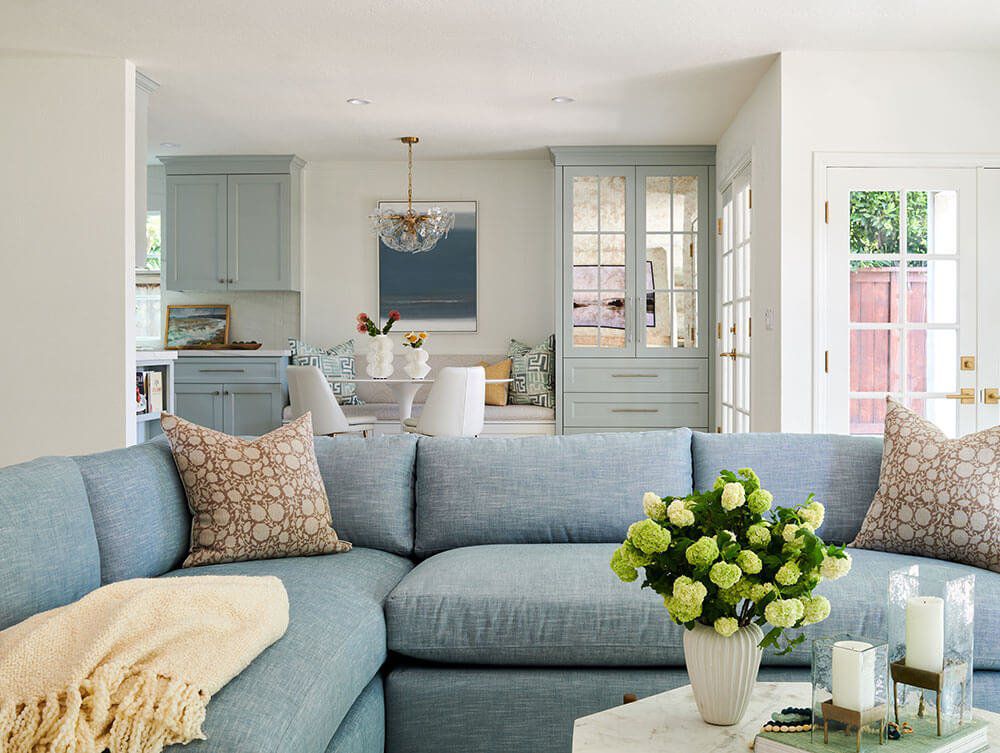 Sala de estar e cozinha projetadas com uma paleta de cores azul