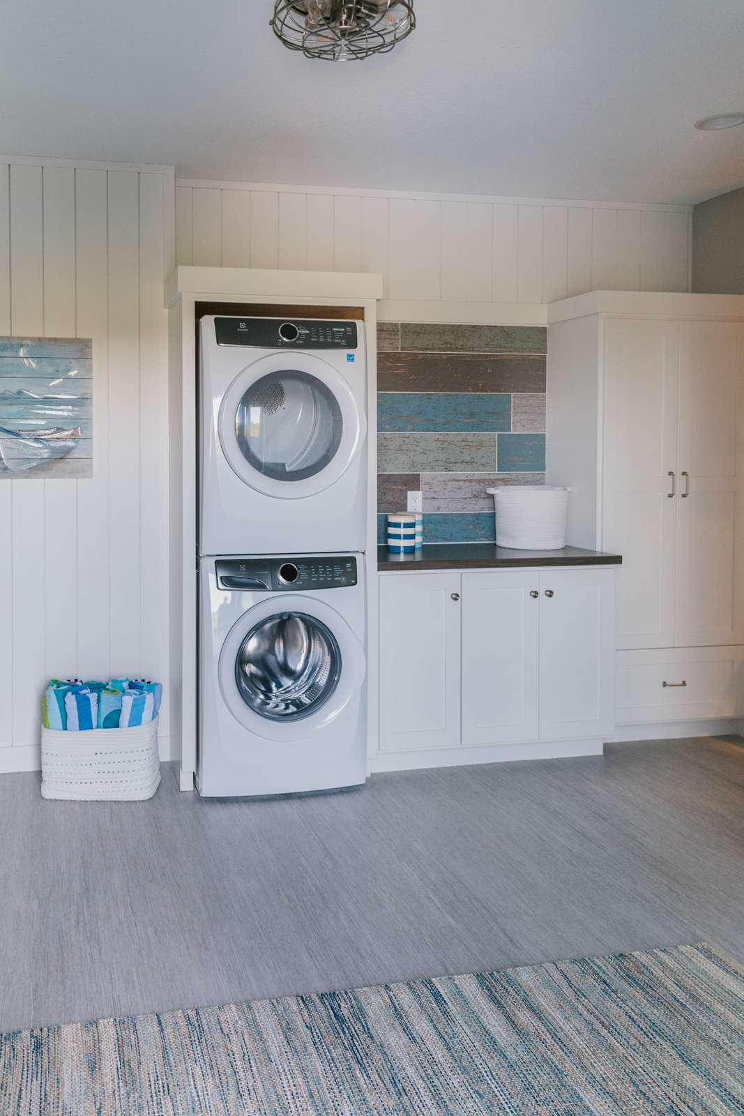 Braune und blaue Tapeten im Holzstil in einer Waschküche mit weißer Wandverkleidung