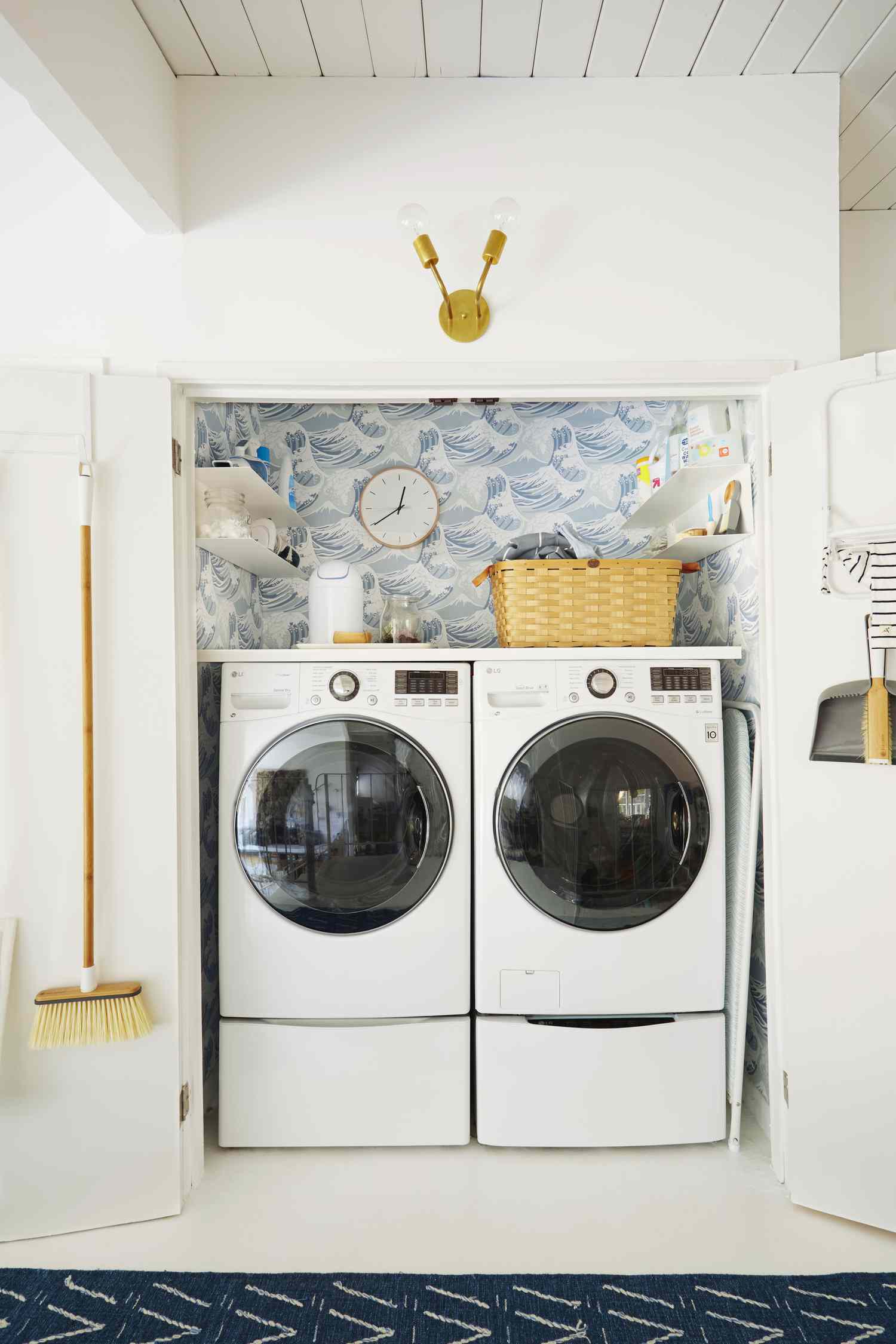 Armário de lavanderia com papel de parede de ondas azuis e brancas