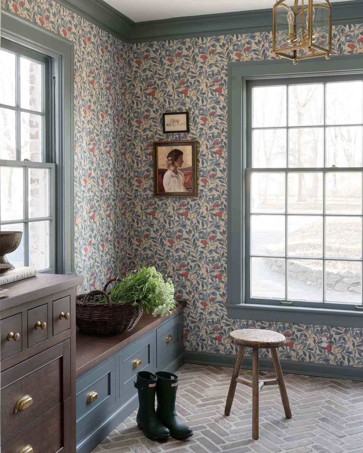 Papel de parede floral tradicional com acabamento do cômodo pintado na cor cinza do papel