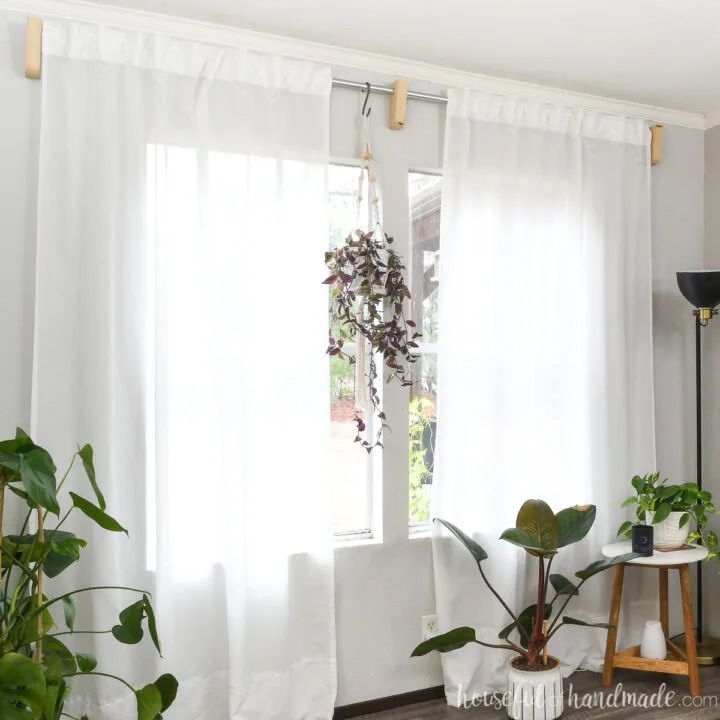 Um varão de cortina DIY com suportes de madeira
