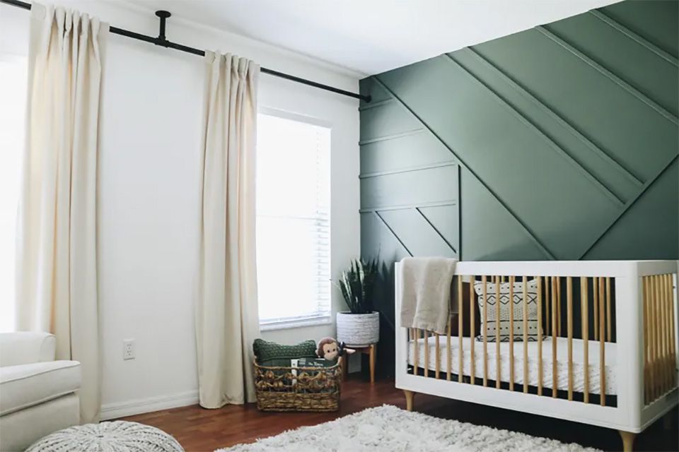 Um varão de cortina DIY em um quarto de bebê
