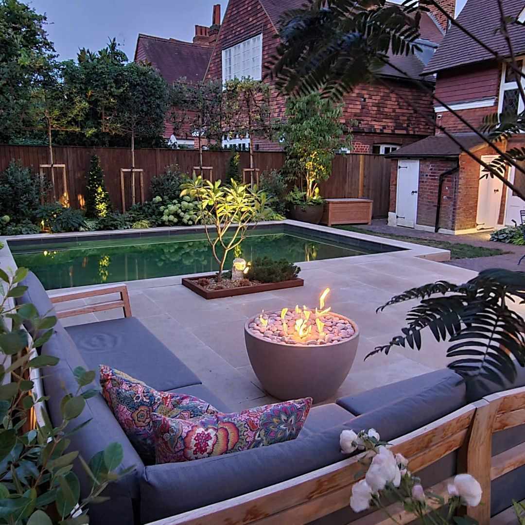 Eine Gartenecke mit einem Swimmingpool