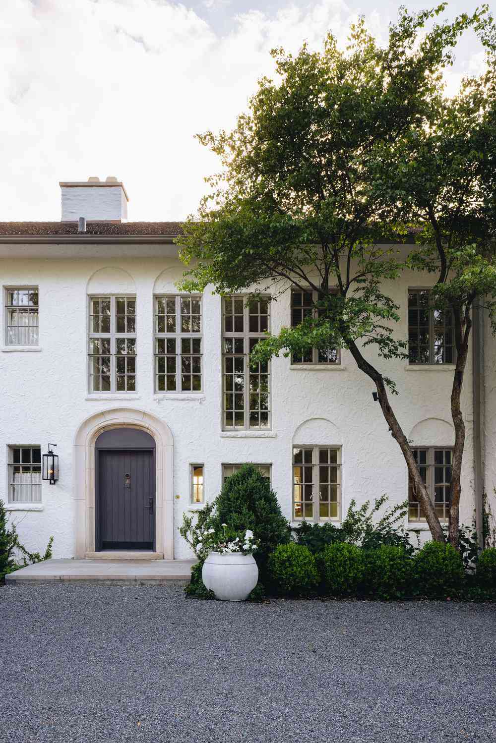 Weißes Haus mit gewölbter schwarzer Eingangstür