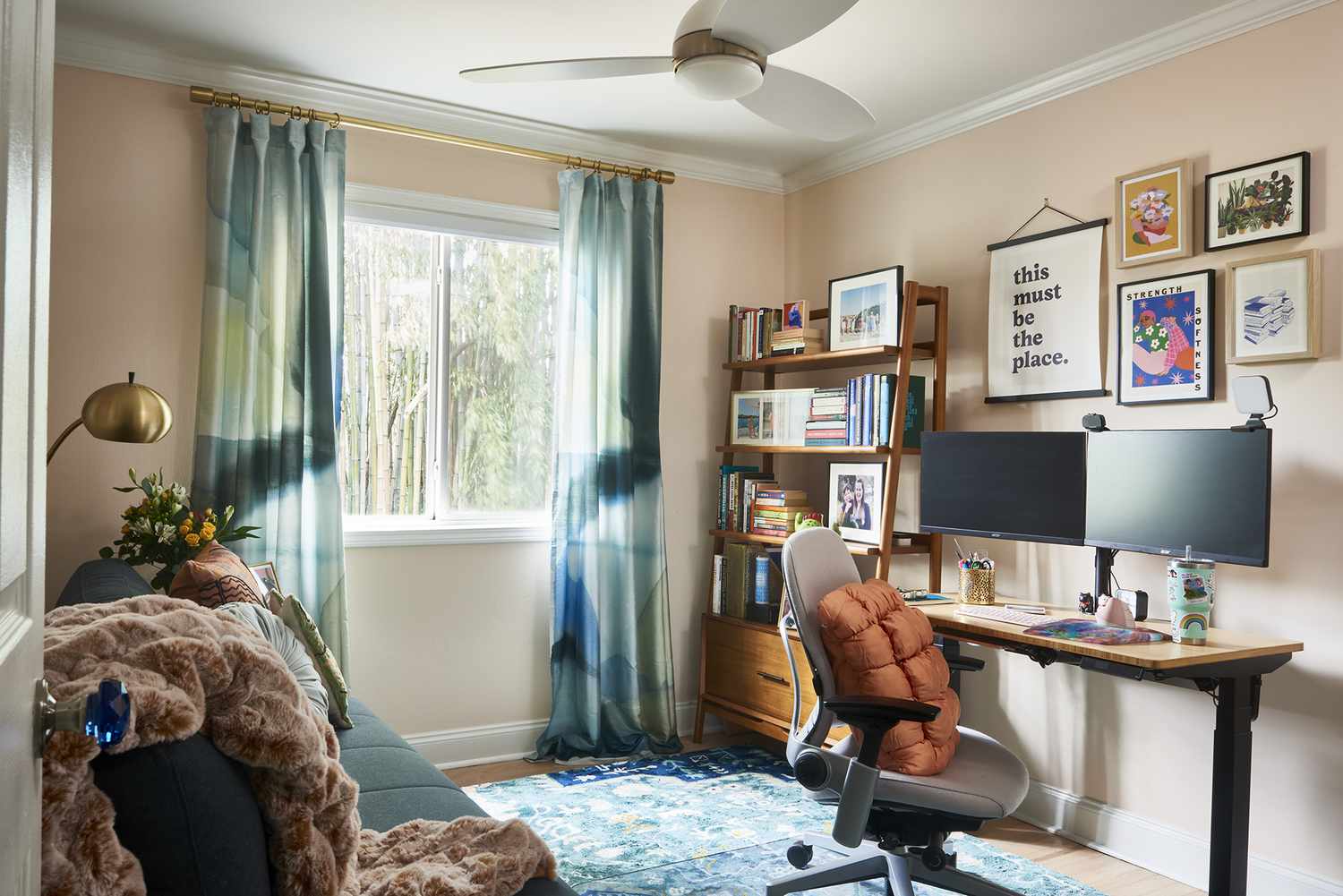 Heimbüro mit Galeriewand, Bücherregal und Couch