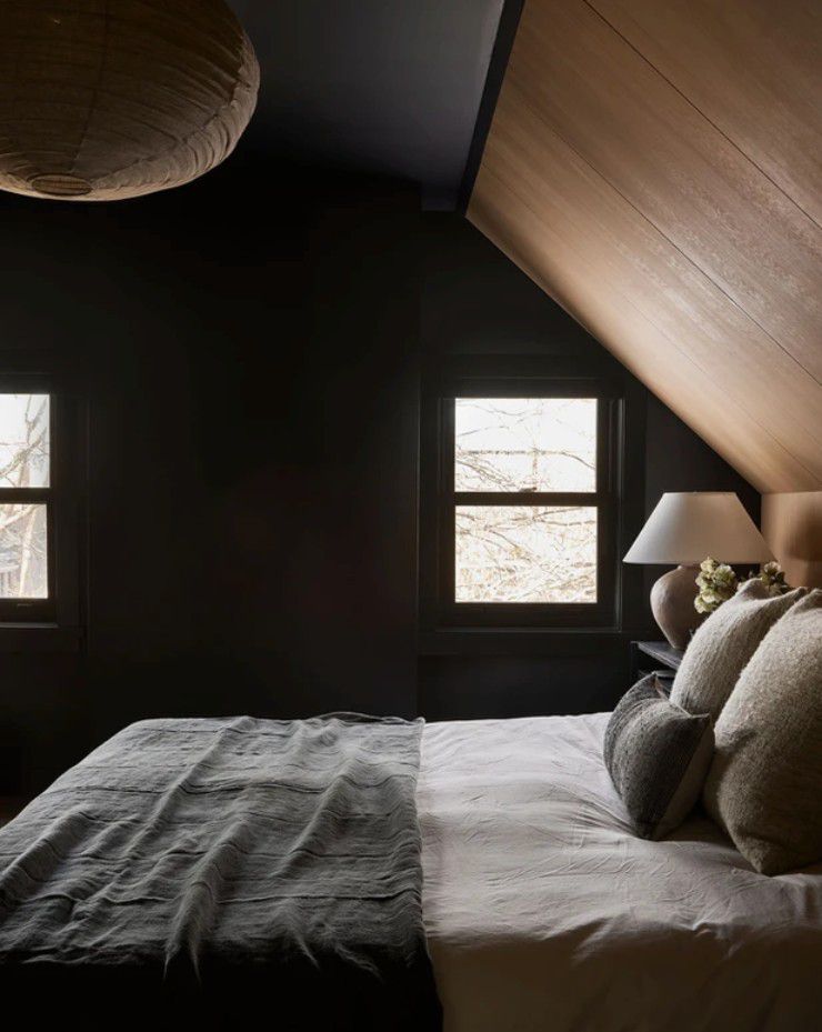 ideas dormitorio gótico negro y madera