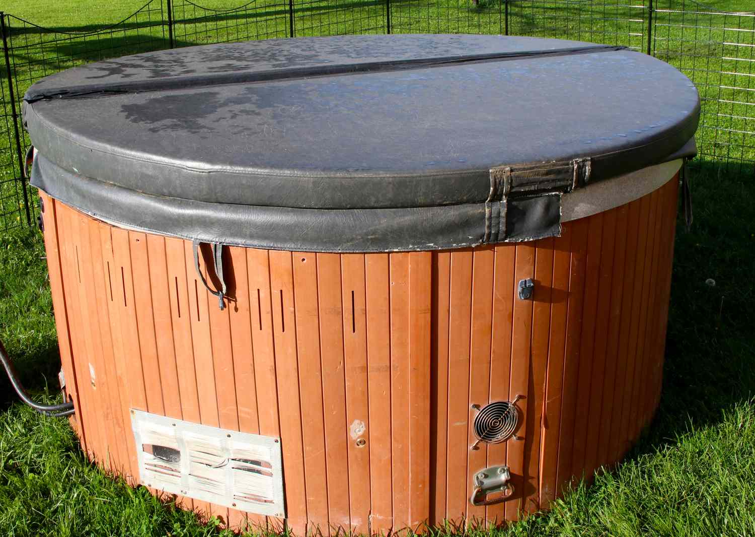 Closed hot tub