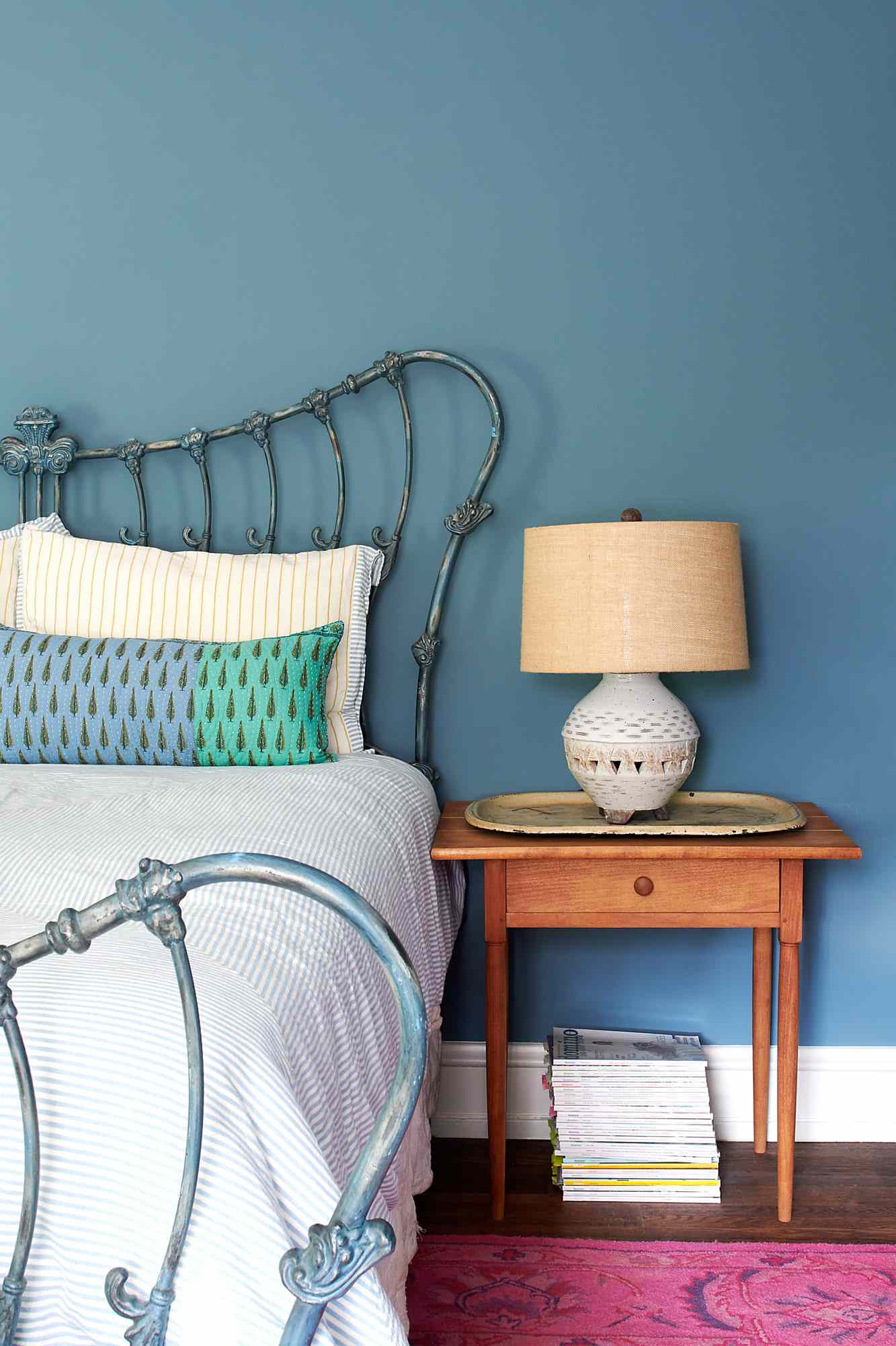 quarto azul com cama de ferro