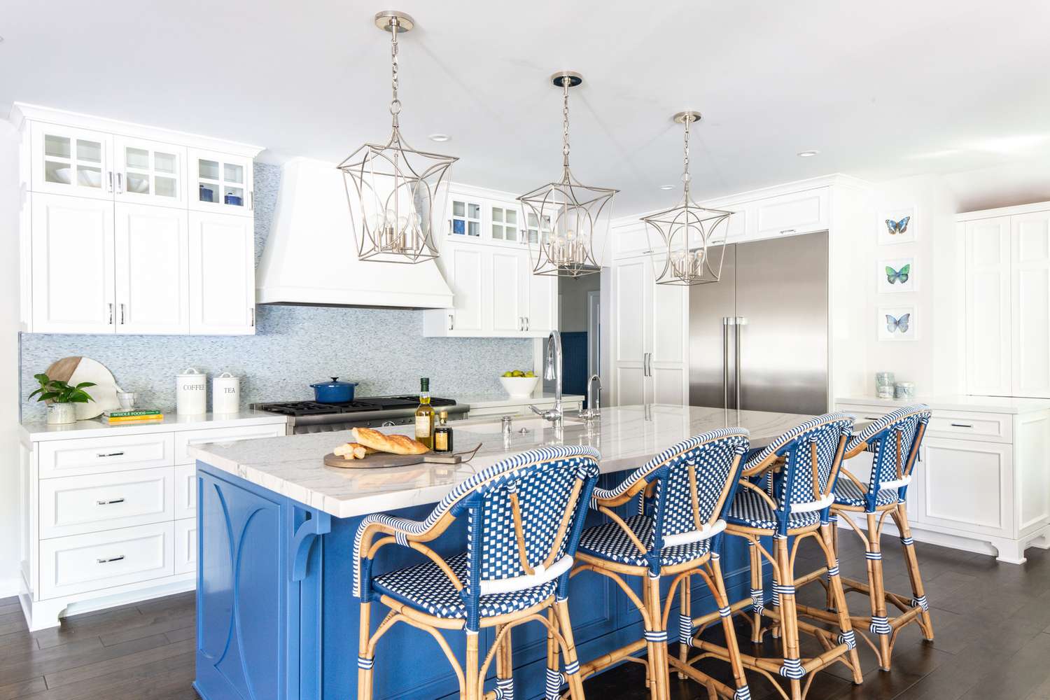 Leuchtend blaue und weiße Küche