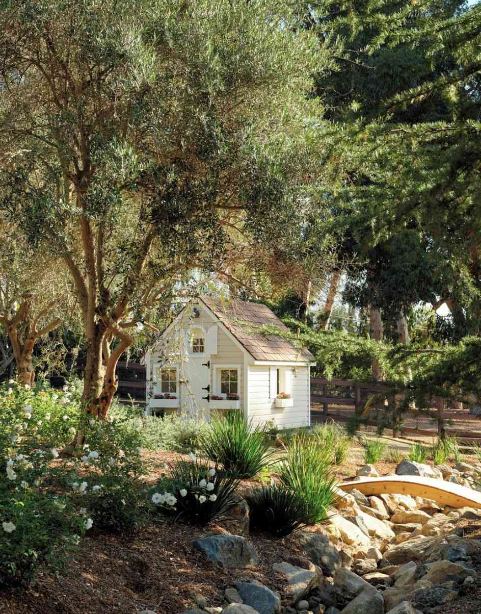Uma pequena casa de brincar em um jardim de canto
