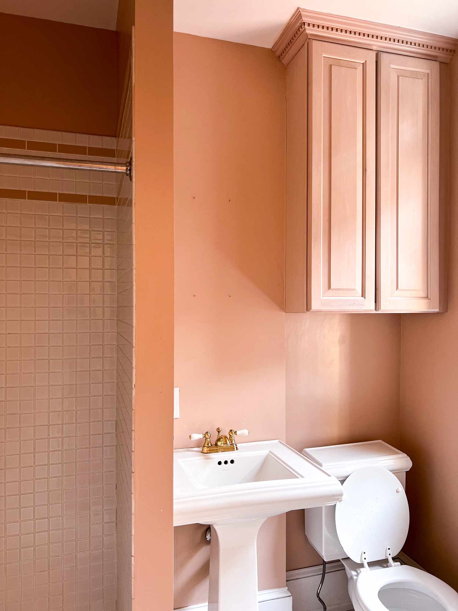 Um banheiro rosa colorido