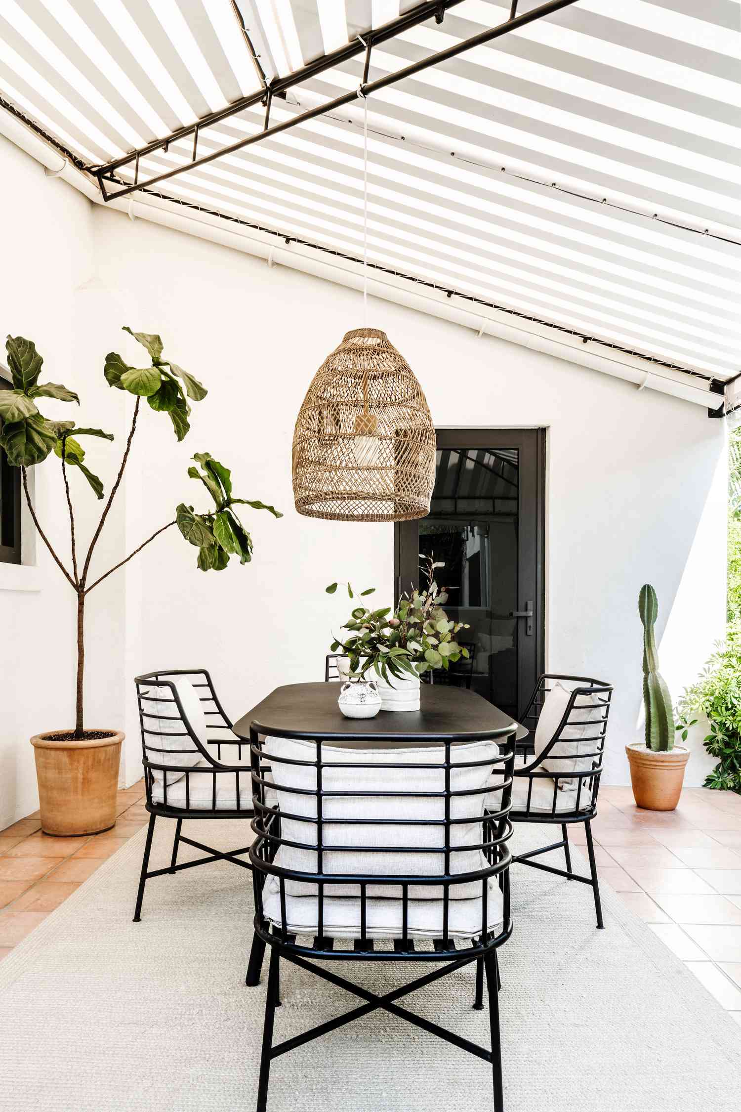 Terrasse mit schwarz-weißen Möbeln und einer schwarz-weißen Hausfassade