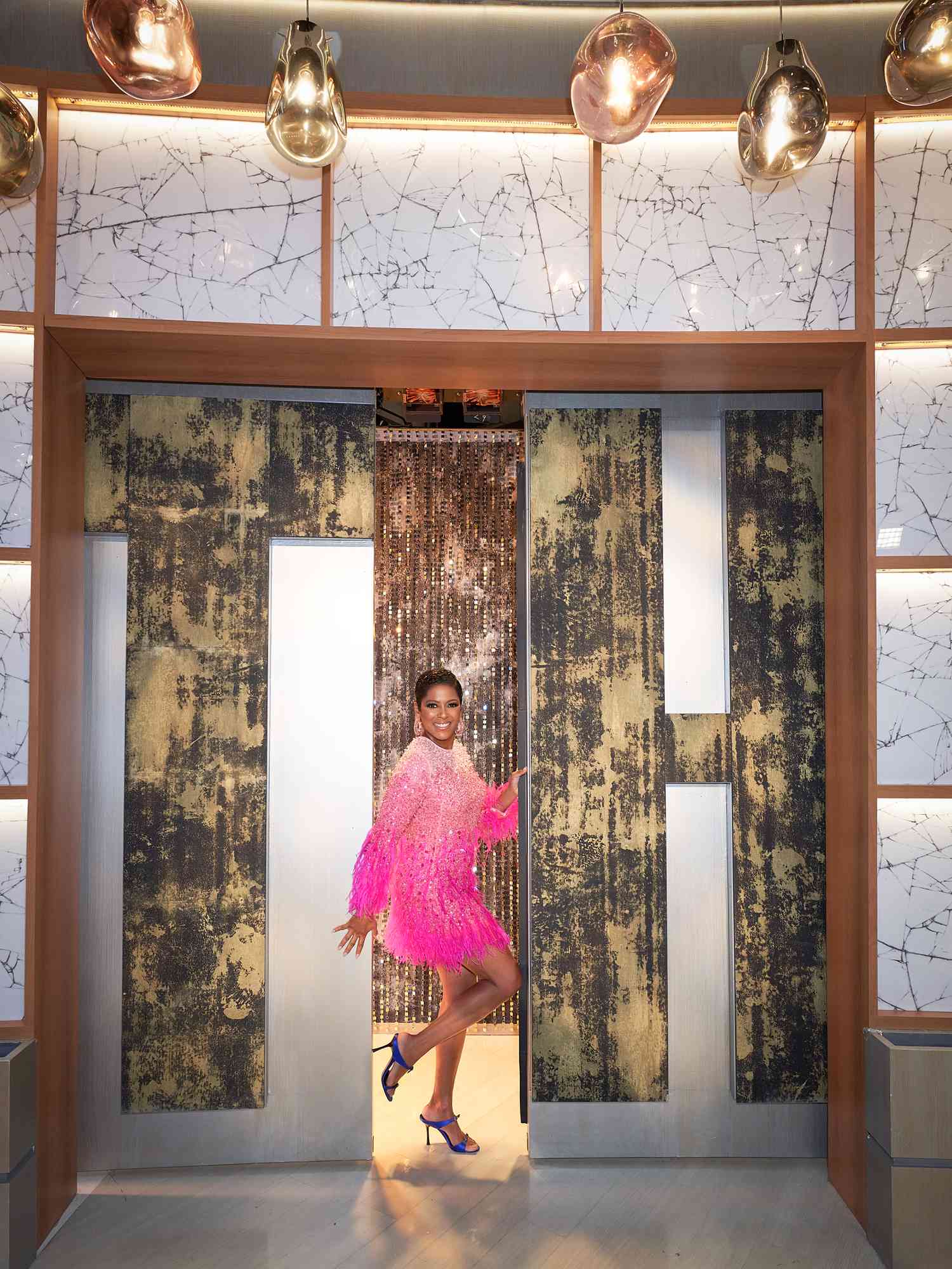 Tamron Hall posiert am Set in einem rosa Glitzerkleid