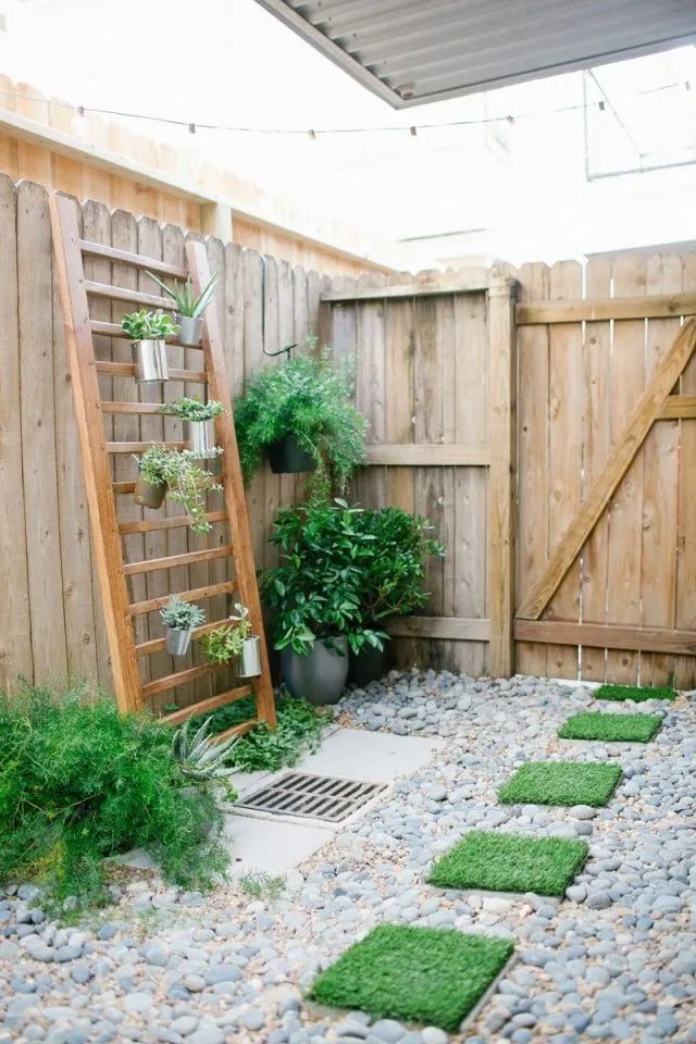 Um jardim de canto com um jardim vertical