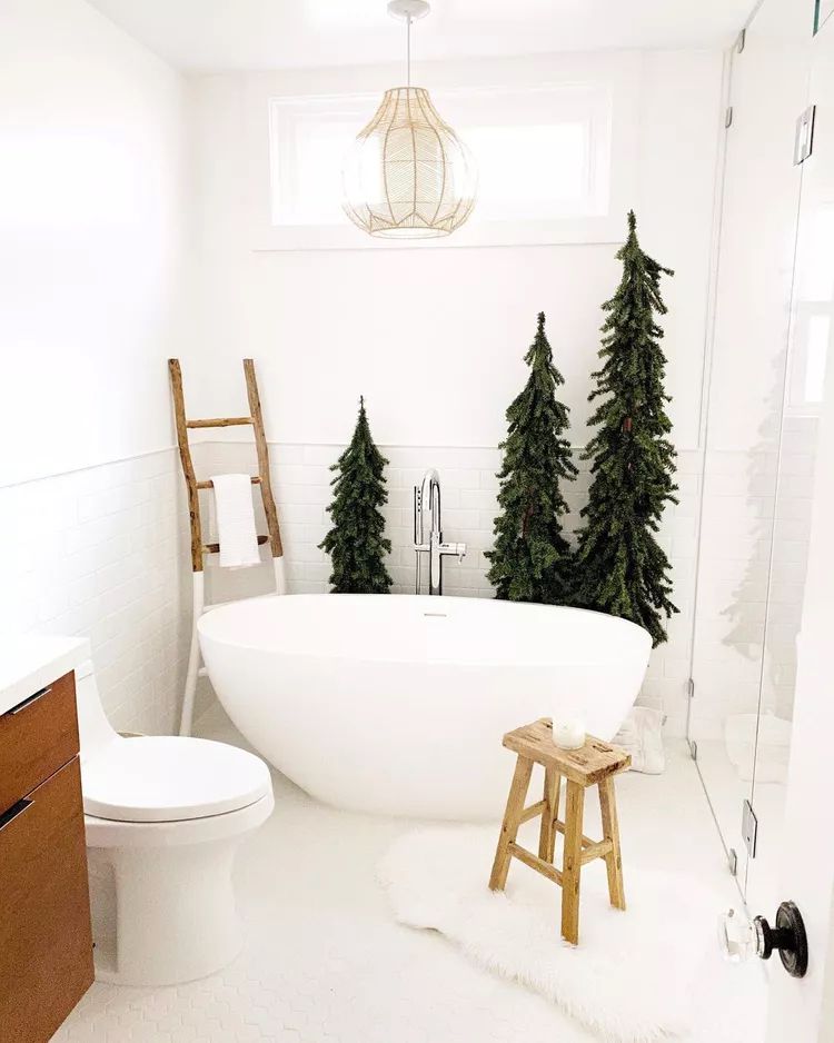 banheiro decorado com árvores de natal