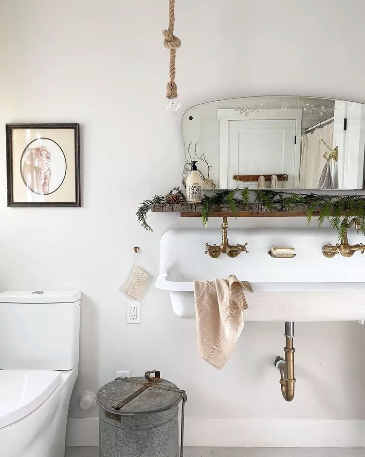 banheiro decorado para o natal com verduras e pinhas