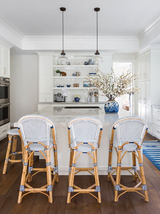 Cocina gris con taburetes de bar de ratán azul y blanco 