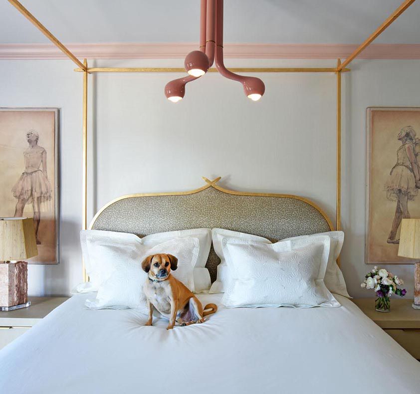 Dormitorio gris con lámpara de araña modernista rosa y obra de arte de Degas