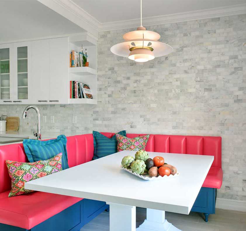 Graue Küche mit pinker und blaugrüner Sitzbank