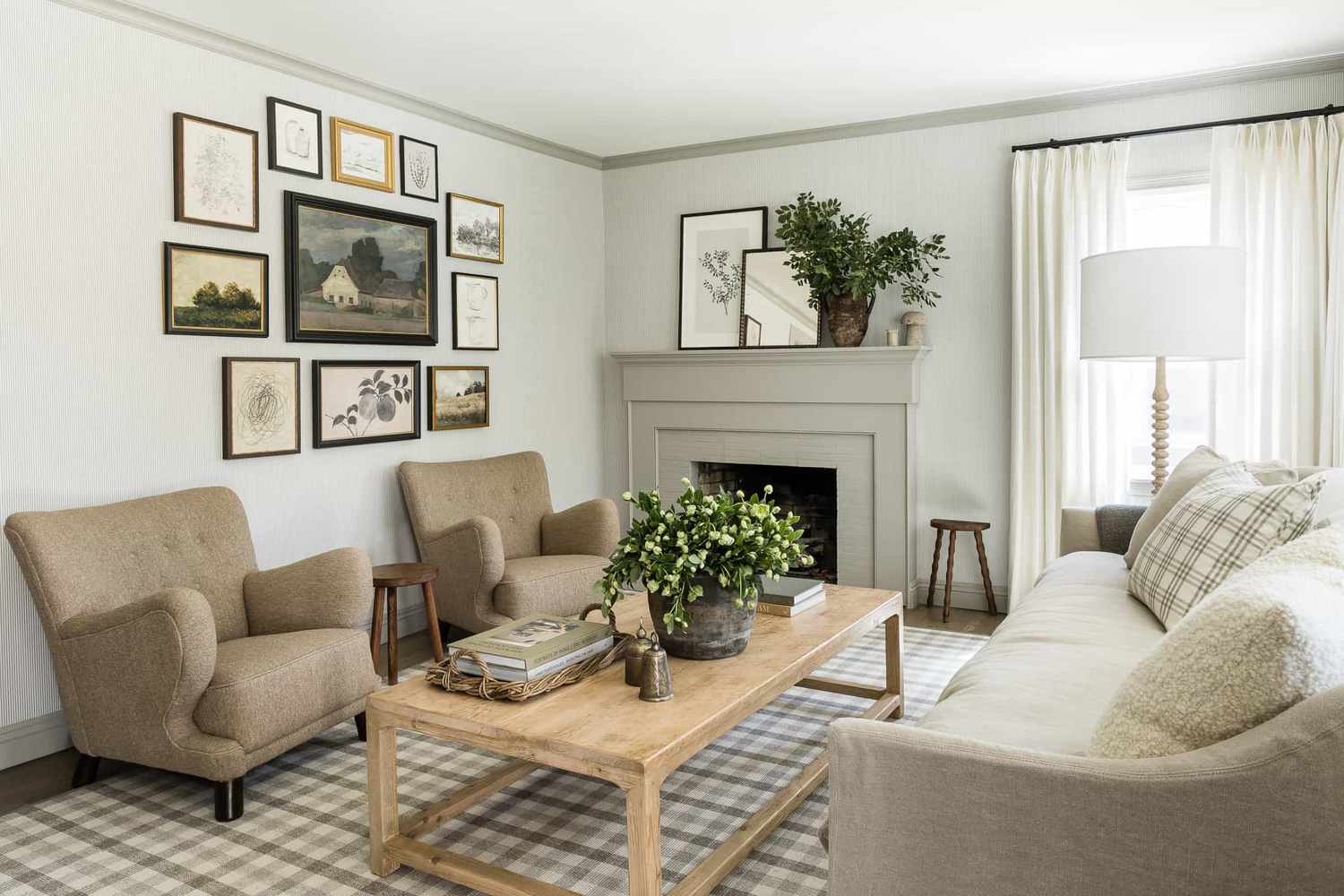 Salón gris con muebles beige 