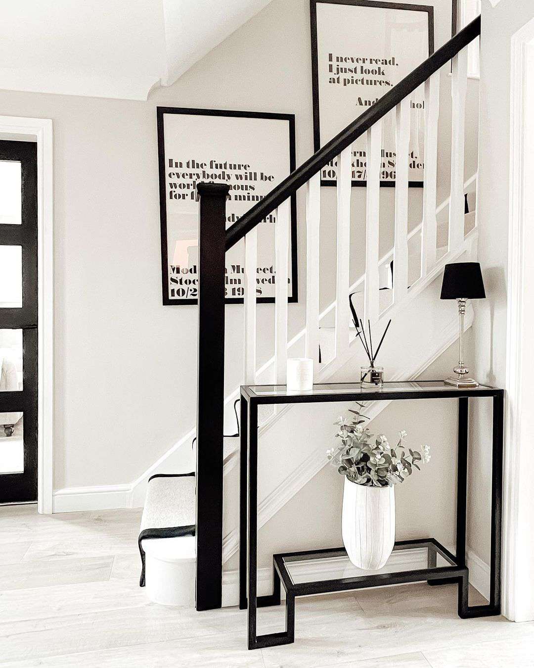 escalera minimalista en blanco y negro