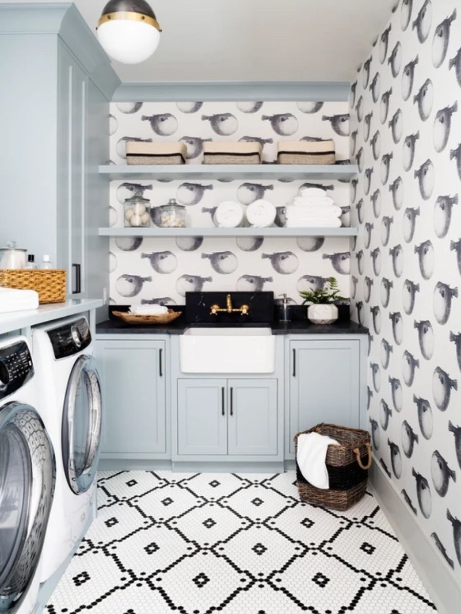 Waschküche mit Mosaikfliesenboden.