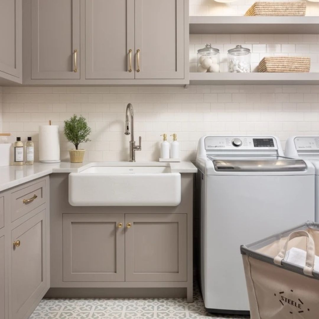 Waschküche mit weißen Aufkantungen und gemusterten Bodenfliesen.