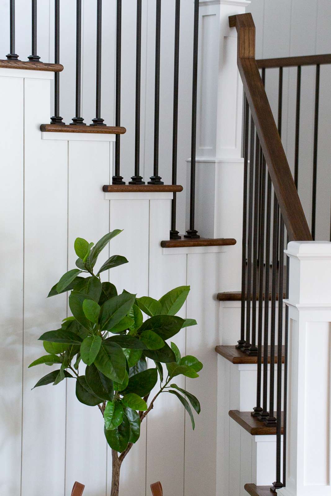 weiße Treppe mit schwarzen Metalldetails