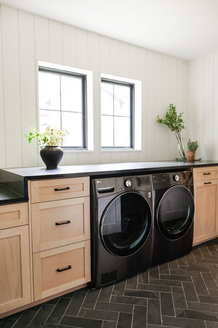 Moderne Waschküche mit Fischgrät-Fliesenboden.
